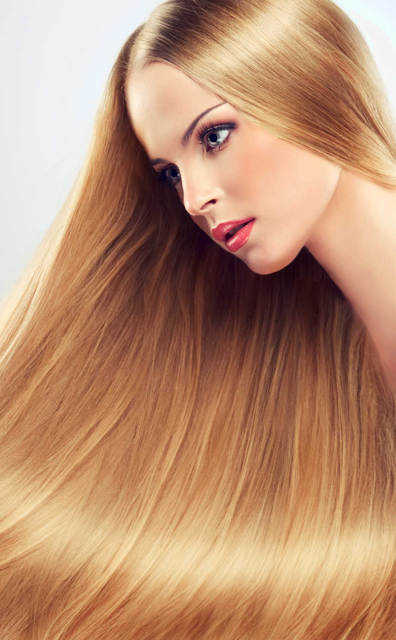 美丽的金发女人长着健康有光泽的长发