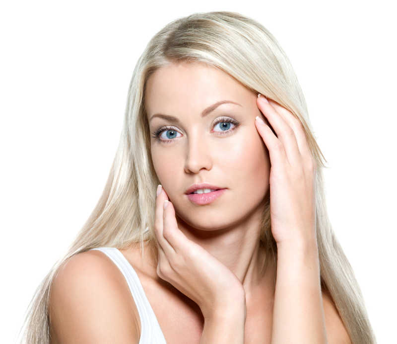 双手抚摸自己面部的长发美女