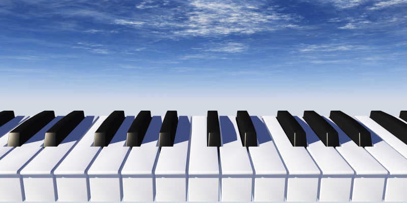 蓝天下的钢琴键盘