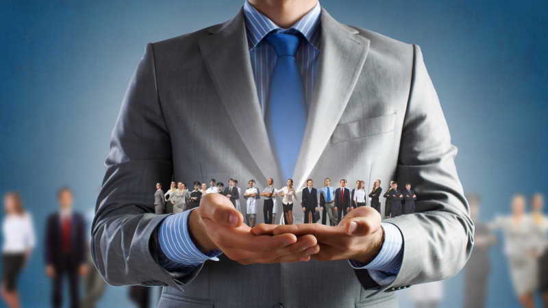 手上站着迷你商人团队的人