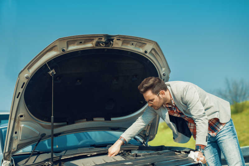 汽车抛锚的年轻司机