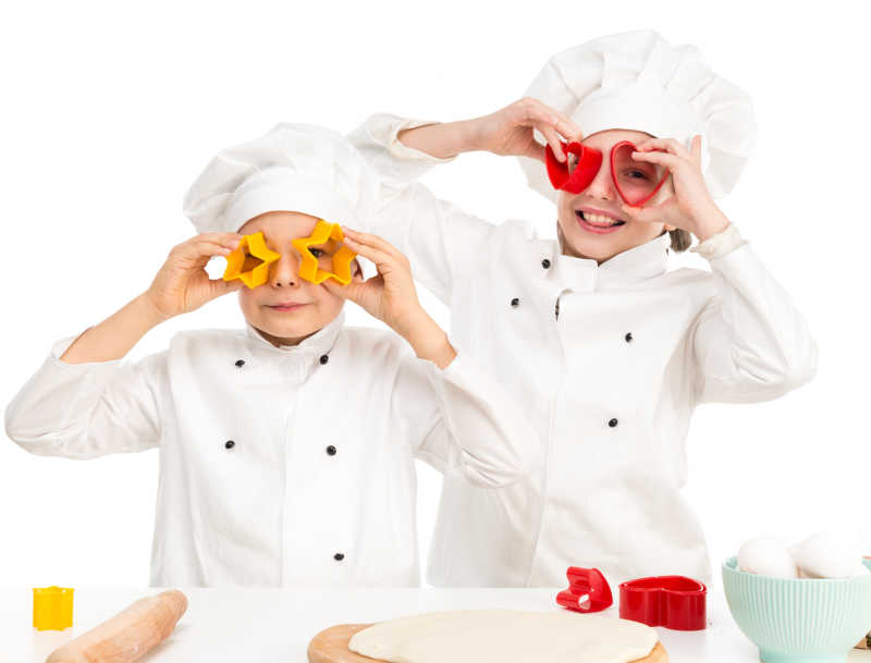 厨房里穿着厨师服装的可爱小孩