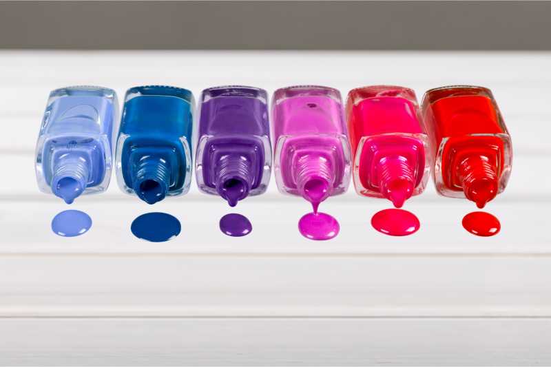 滴落在外的六瓶指甲油