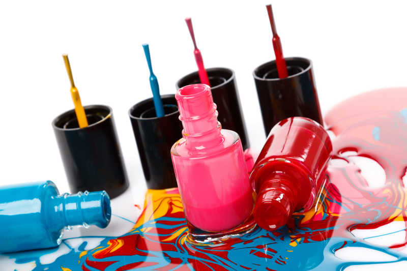 白色背景打开的指甲油和盖子