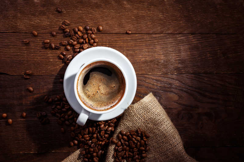 美味的热咖啡与咖啡豆