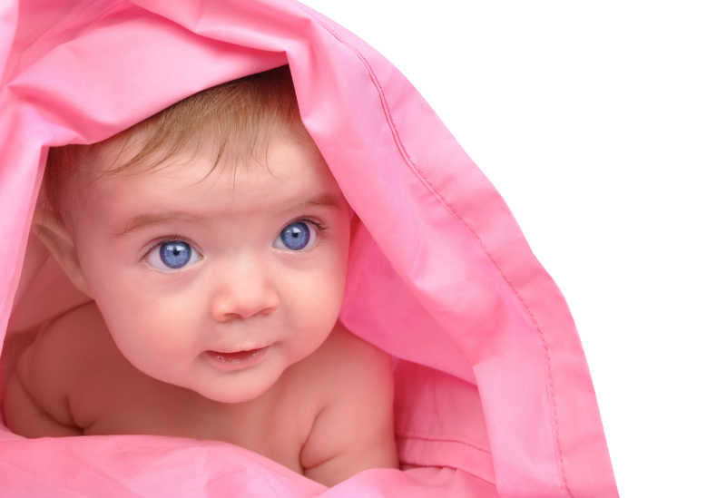 粉色被子里的可爱蓝眼宝宝