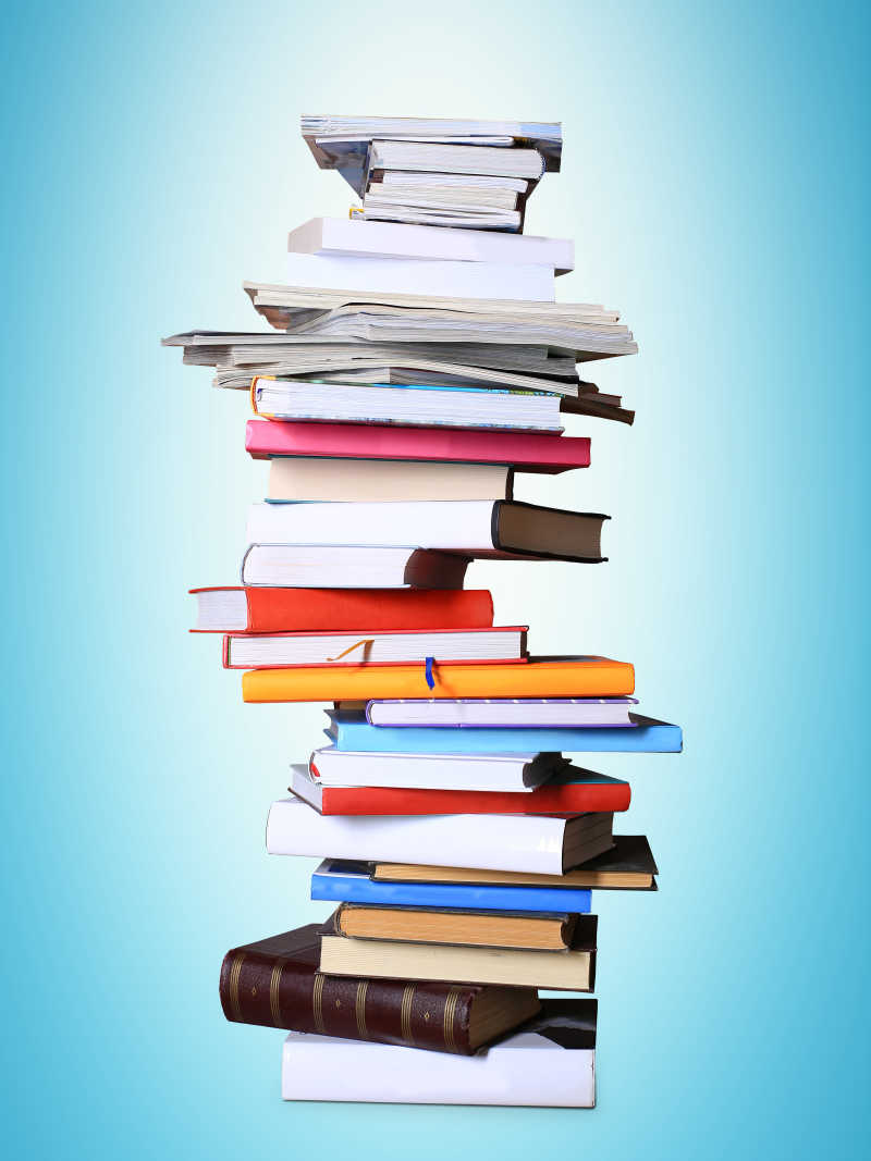 不同颜色和大小的书籍