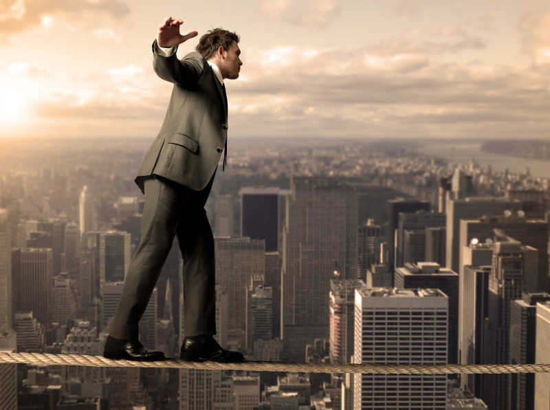 走在高空平衡绳索上的男人