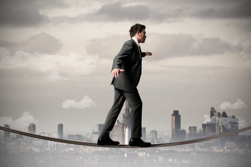 在城市的高空中行走