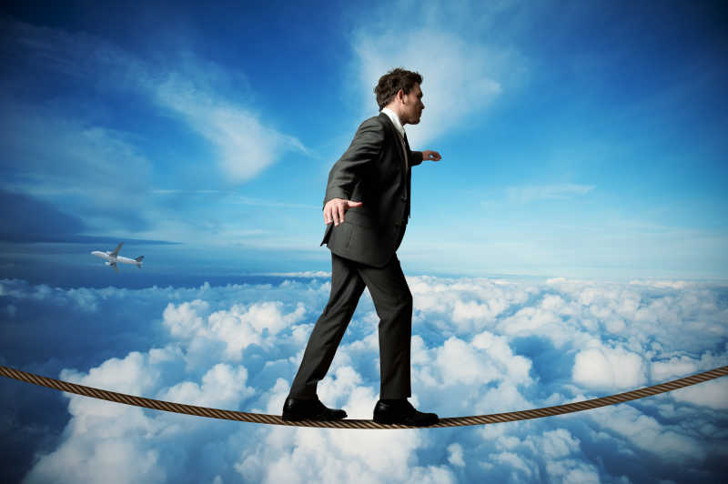 走在平衡绳索上的男子