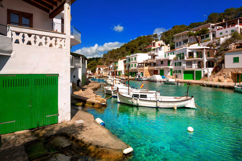西班牙马略卡岛渔民村白色别墅和游艇