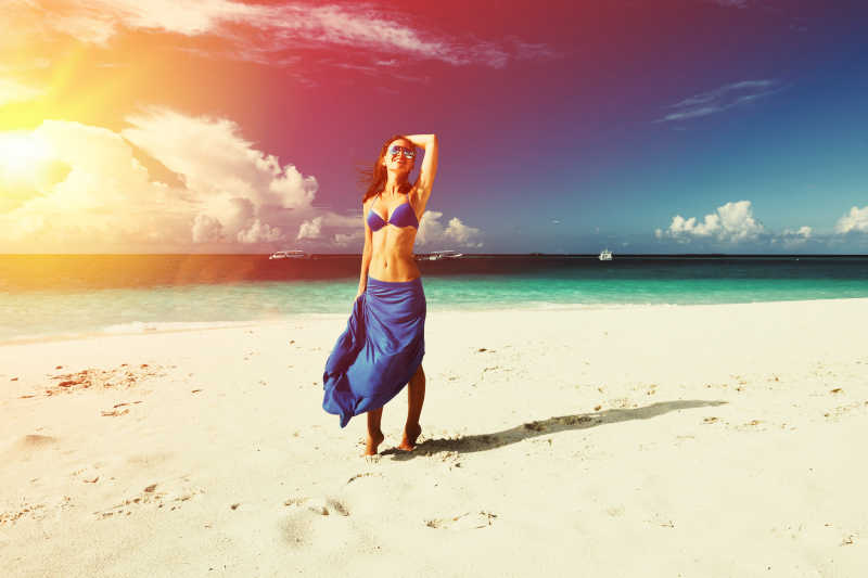 蓝色裙子美女在海边