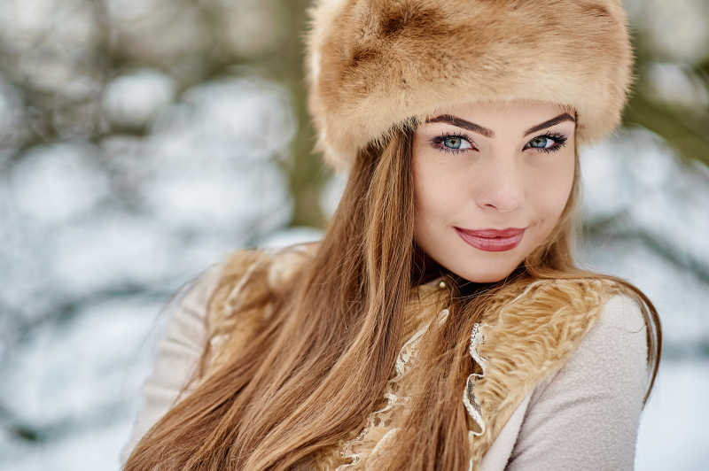 冬装中的漂亮女孩