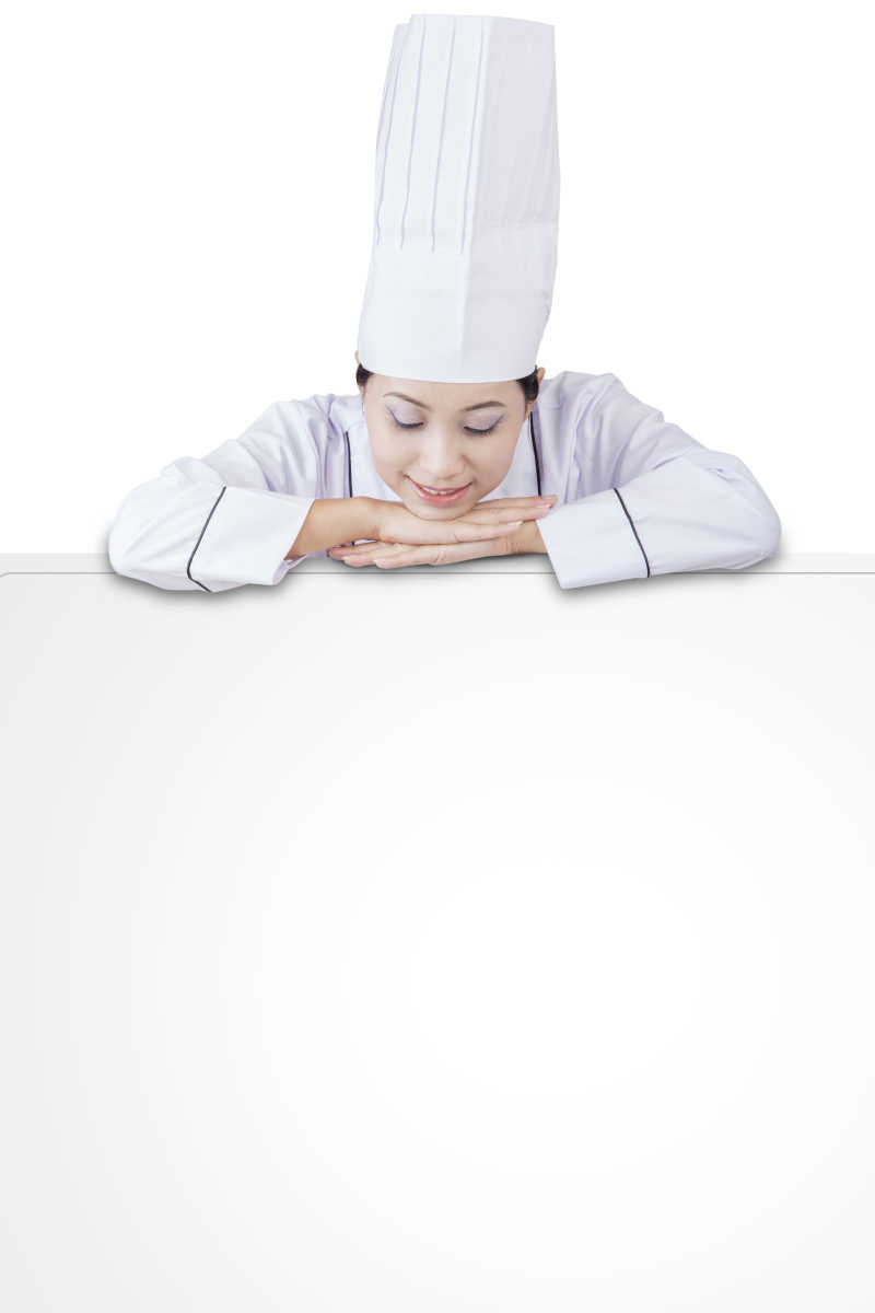 女厨师趴在空白广告栏上面