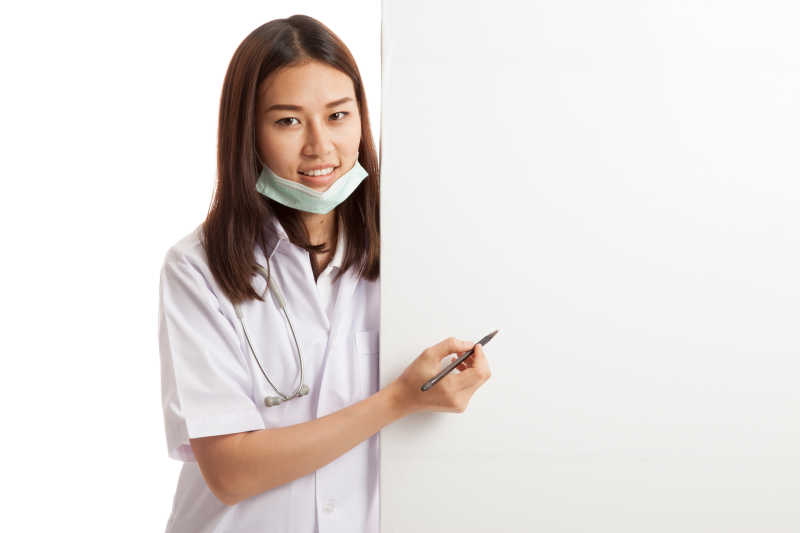 女医生拿着画笔准备在空白广告牌上写字