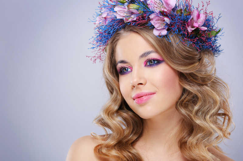 带着花环的金发女郎迷人的笑容