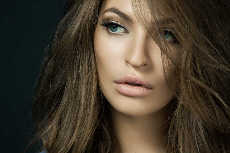 迷人的凌乱长发的女人