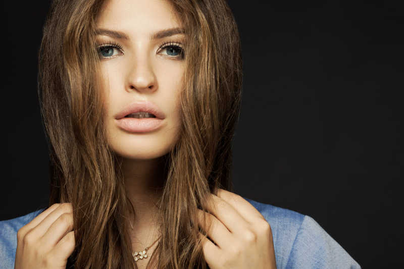 长着棕色长发的漂亮女人