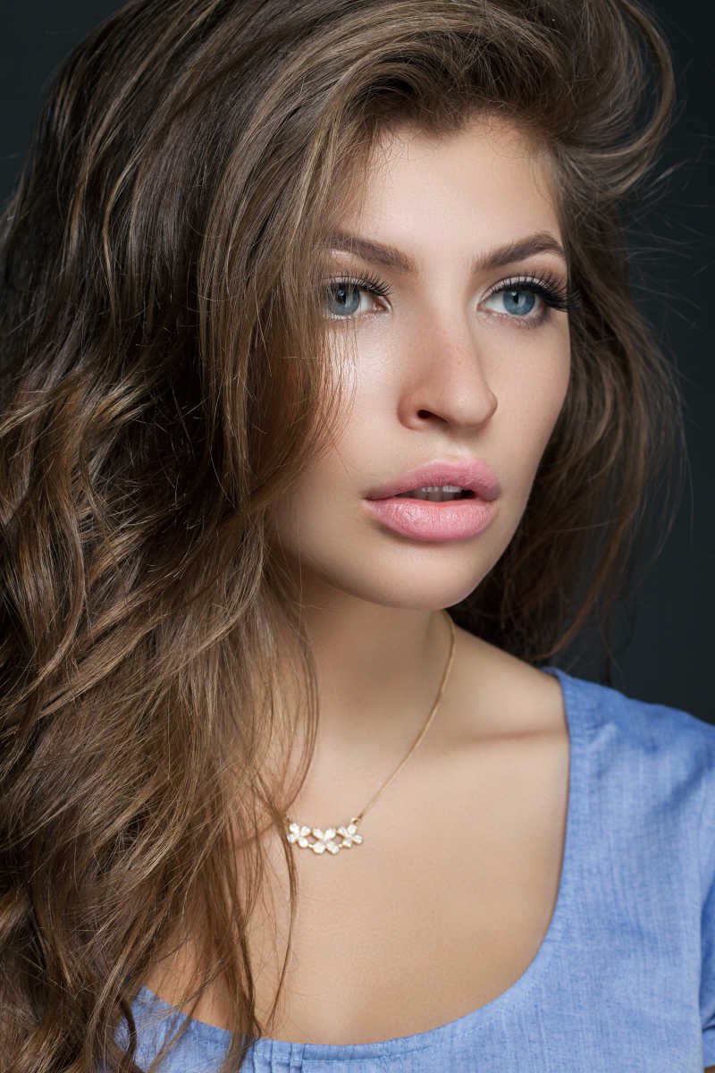 漂亮的一头性感长发的漂亮女孩