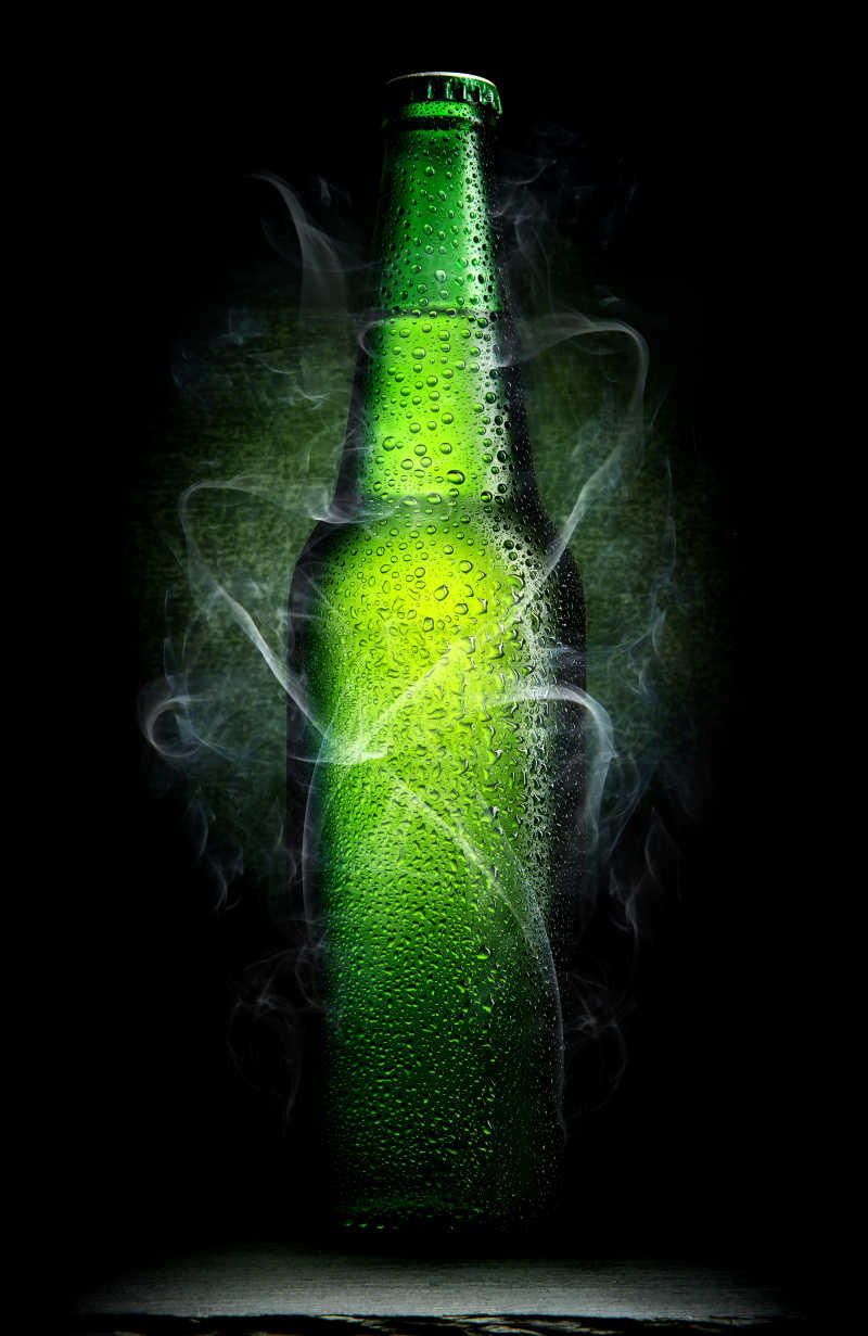 刚拿出冰箱的啤酒瓶
