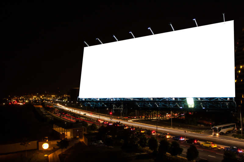 宁静都市上方的空白户外广告海报