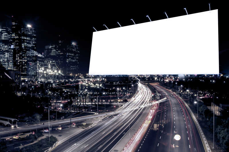 繁华都市上方的空白户外广告海报