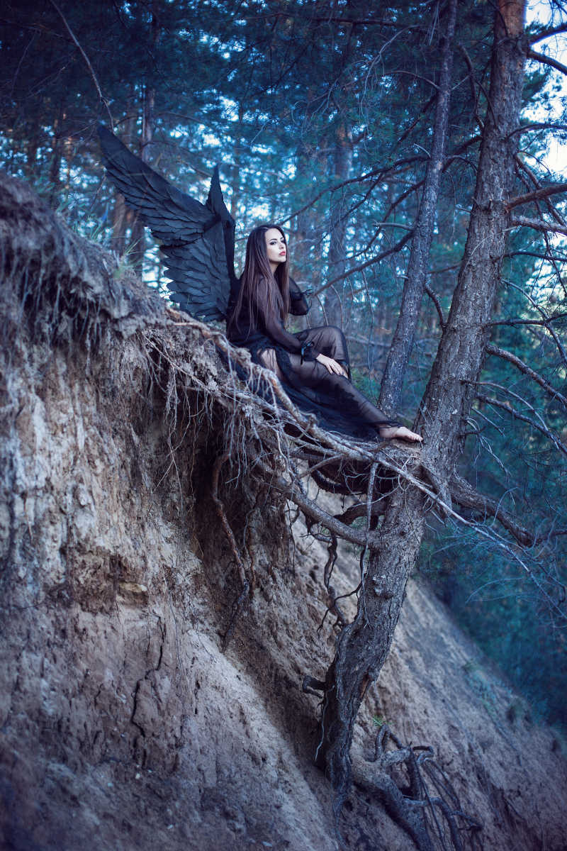 黑天使坐在森林里图片 美丽的黑天使坐在森林里素材 高清图片 摄影照片 寻图免费打包下载