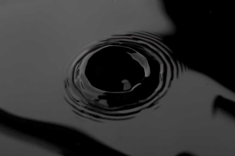 在物体坠落在液体上产生的一个小洞