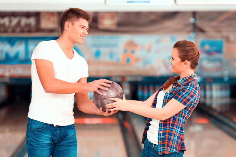 保龄球俱乐部里的男女打球