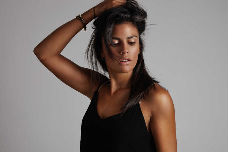 手里拿着头发的西班牙美女