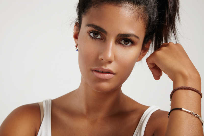 完美皮肤的黑发美女