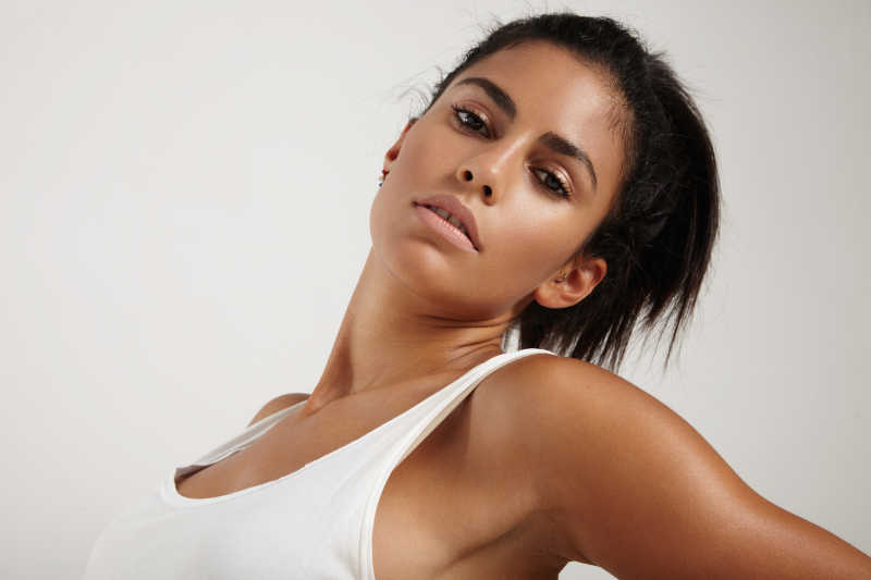 美丽的黑发西班牙女人