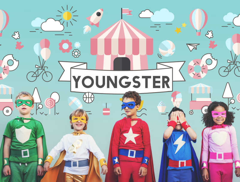 装扮超人的儿童们