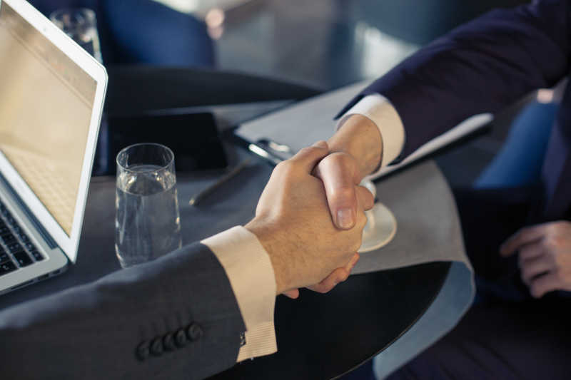 达成协议后的握手