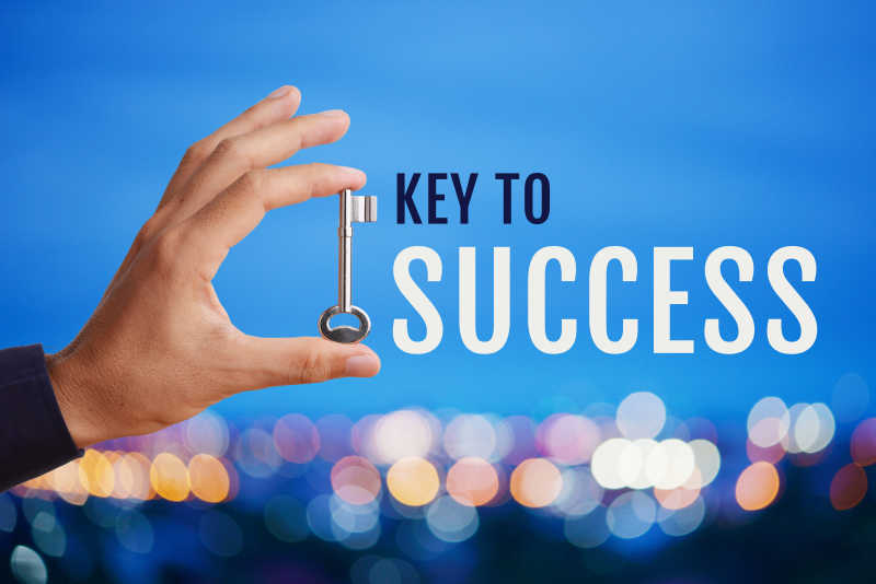商人手持通向成功的钥匙