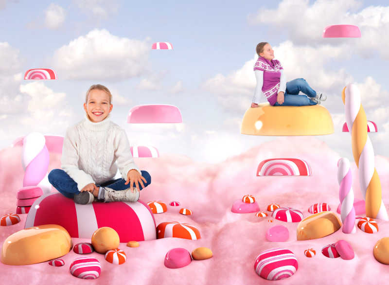 两个小女孩在糖果地