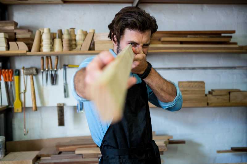 木工拿起木块查看