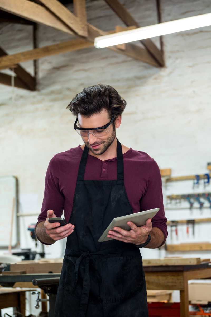 Carpenter拿着他的手机和平板电脑