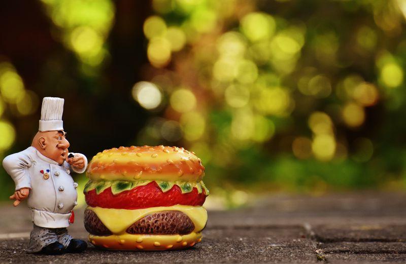 一个吃汉堡包的玩偶厨师