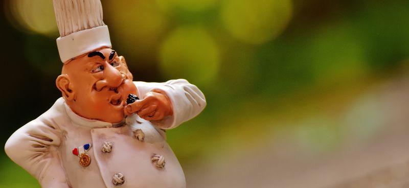 认真品尝美食的玩偶厨师