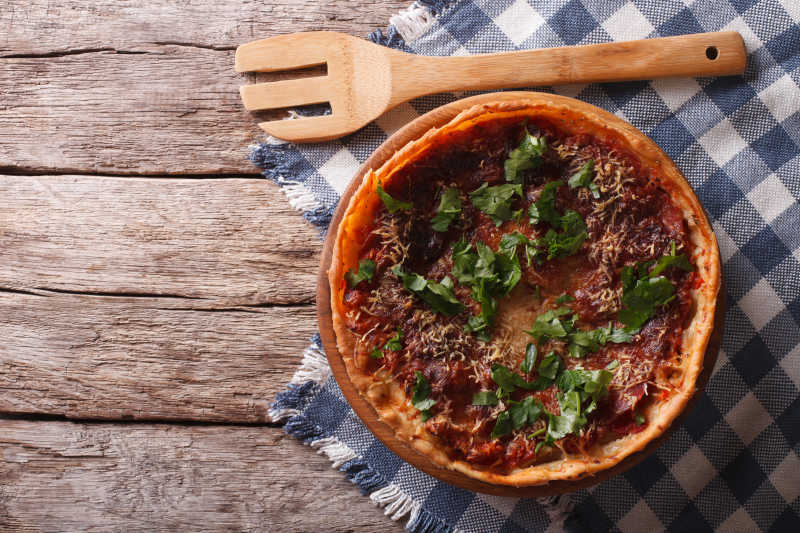 质地松软的深盘披萨饼