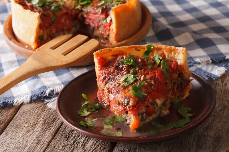 芝加哥风味的深盘披萨