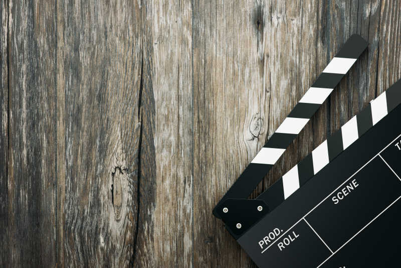 木桌上的场记板