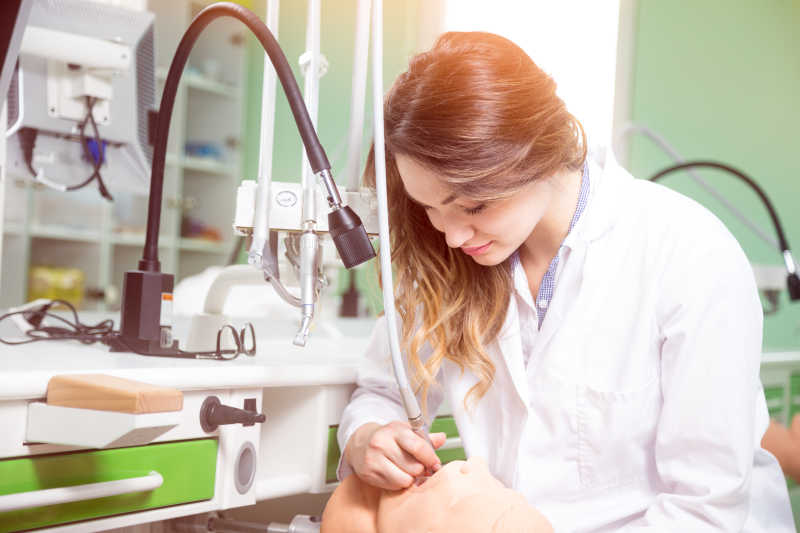 认真练习的牙科女医生