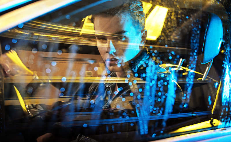 汽车里的帅气男人在开车