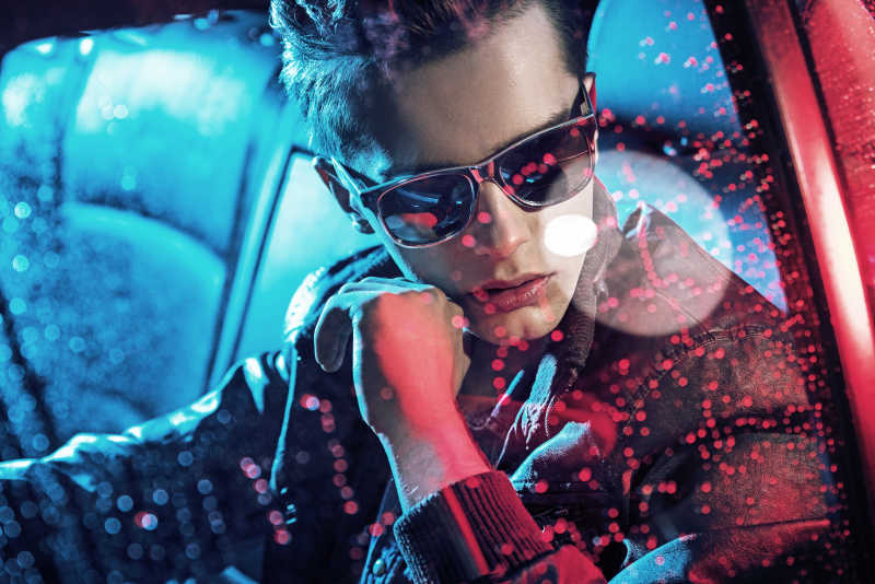 汽车里一个有魅力的男人