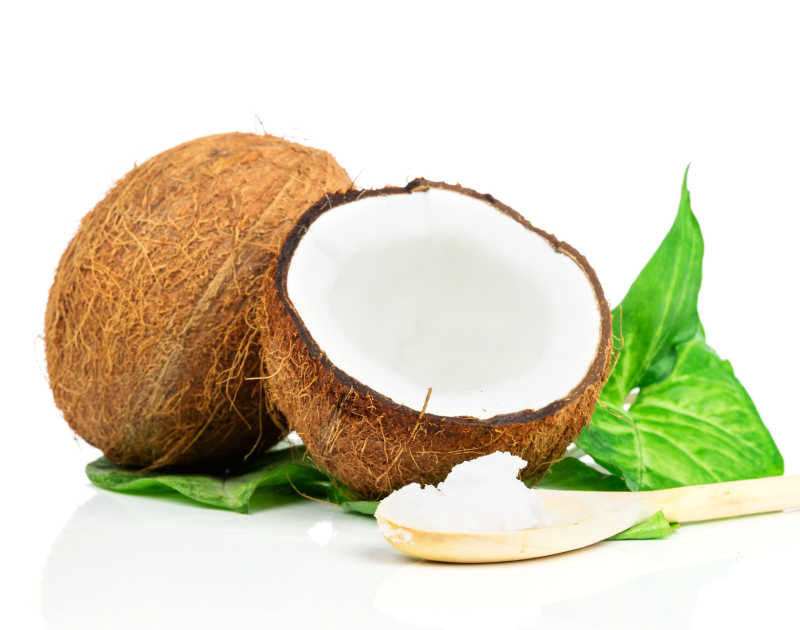 绿叶上的椰肉和椰子