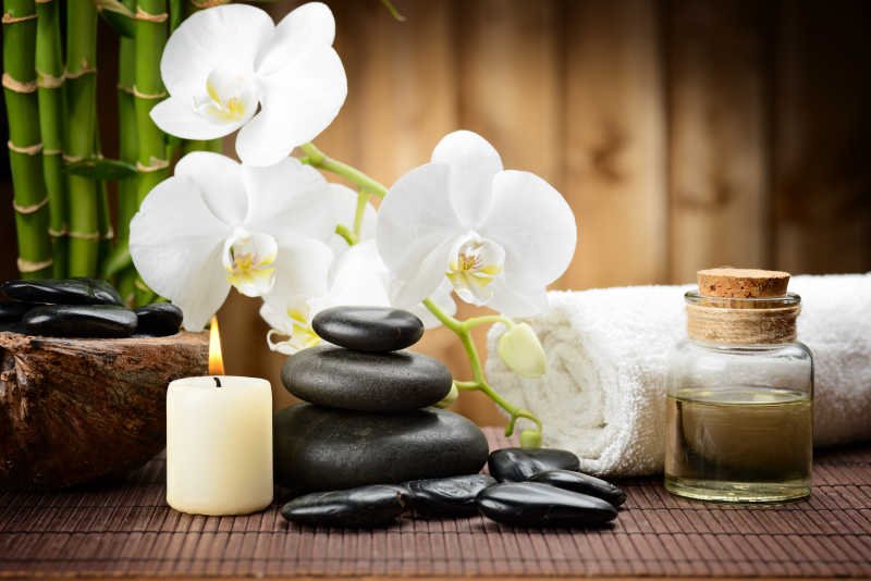 木头上的禅玄石和竹子