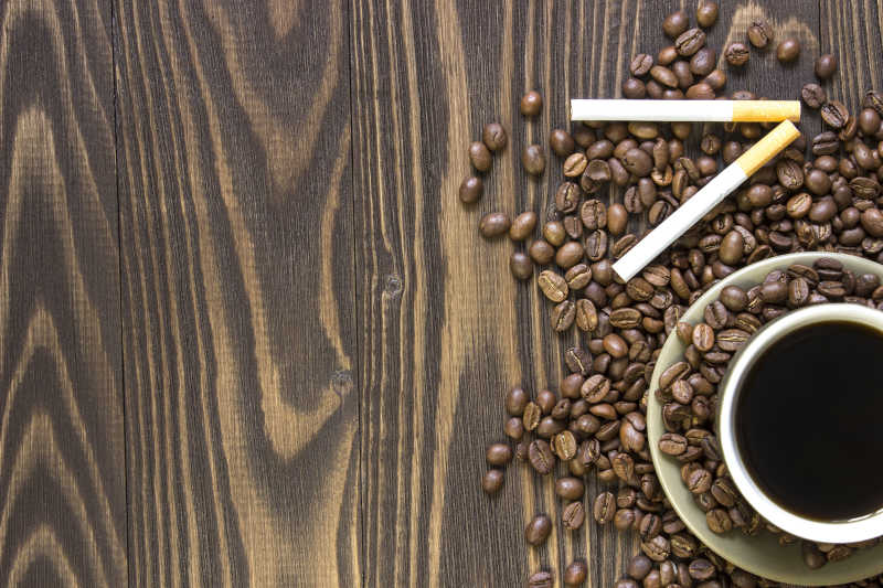 木桌上的咖啡豆和香烟
