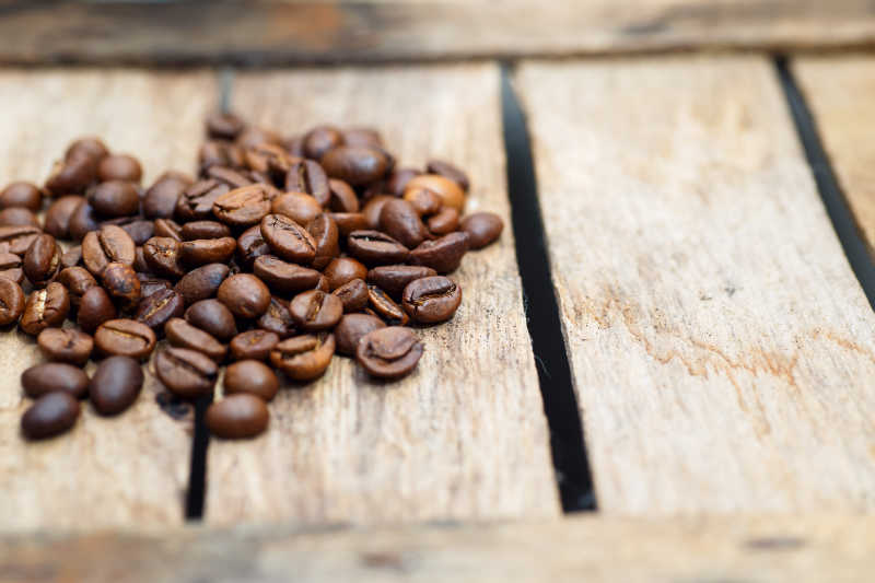 破旧的木板上的咖啡豆